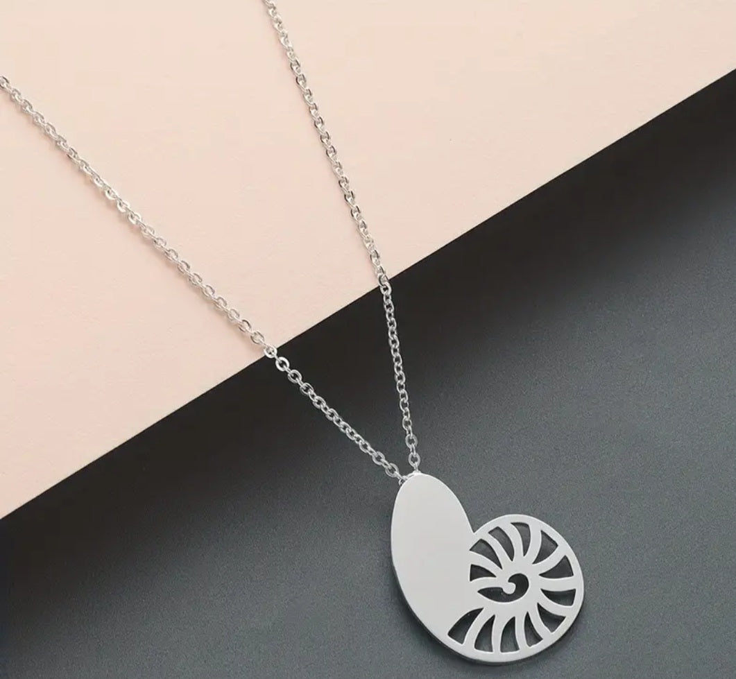 Collier fantaisie escargot.