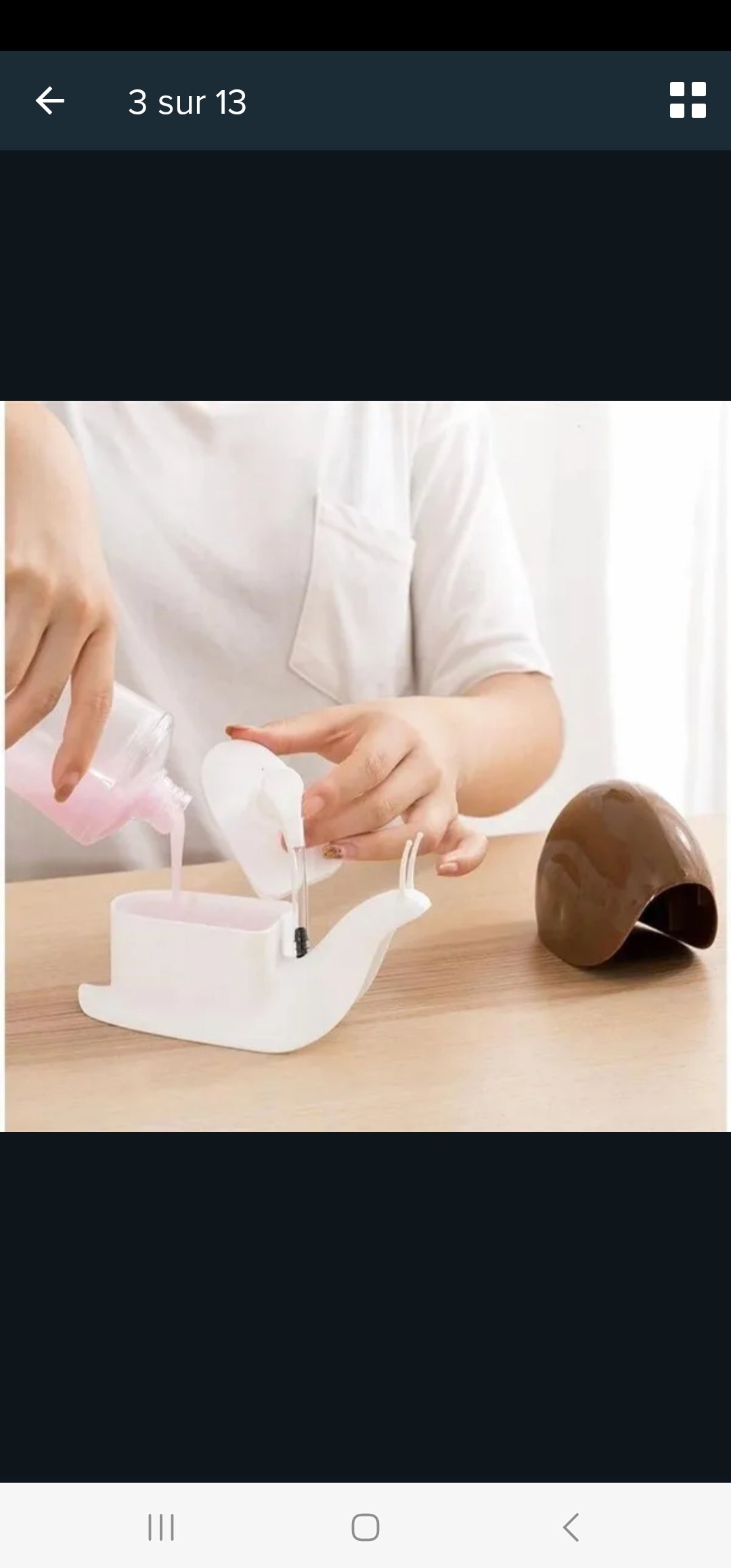 distributeur de savon liquide. noir et blanc.