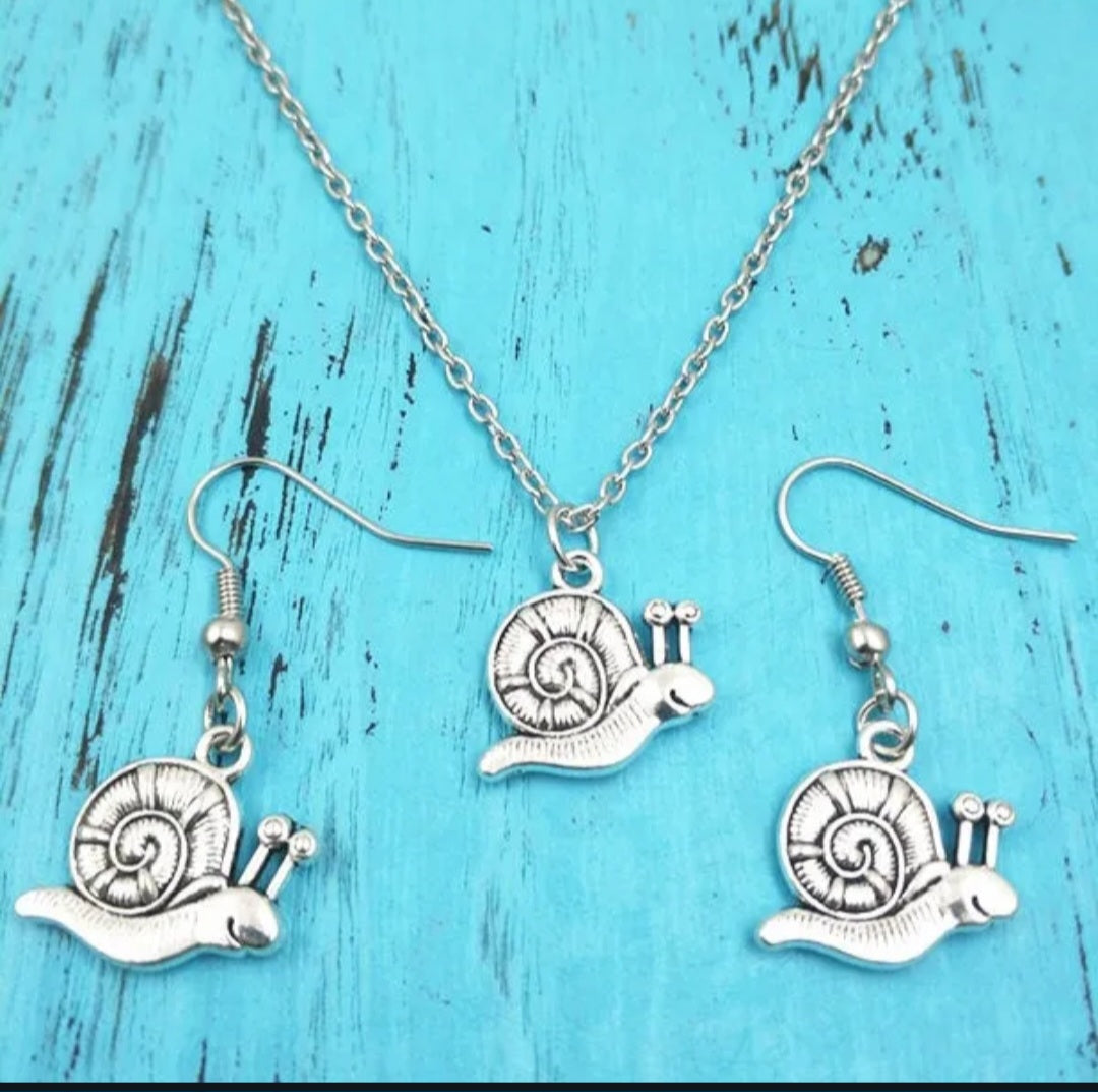 Colier et boucles d'oreilles.